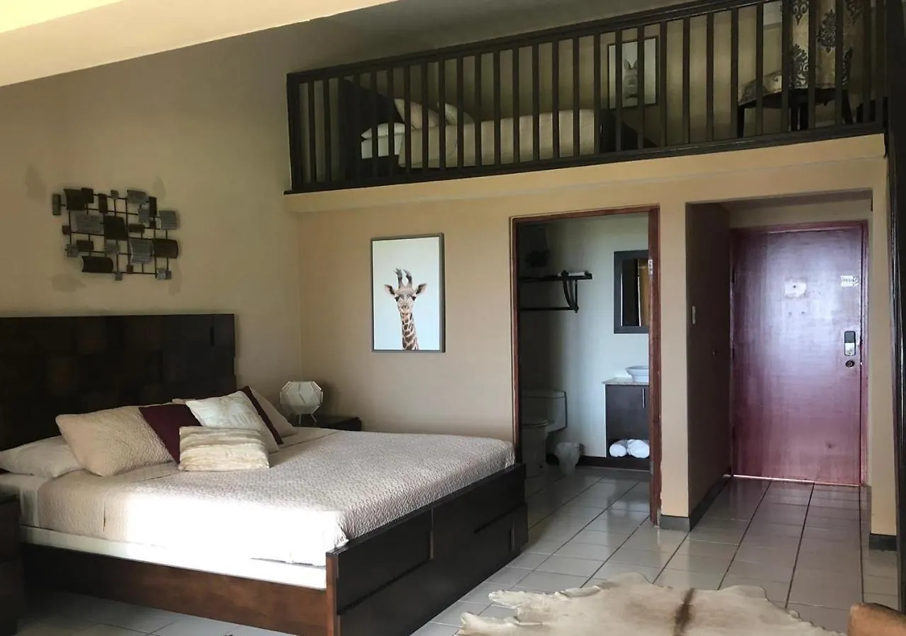 Отель Rainforest And Ocean View Suites - Mountain Lodge Лукильо